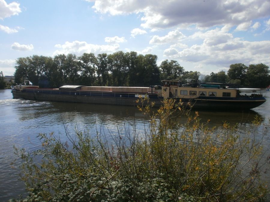 Schwertransport Binnenschiff Apparate Kisten Hoch Breit Schwer