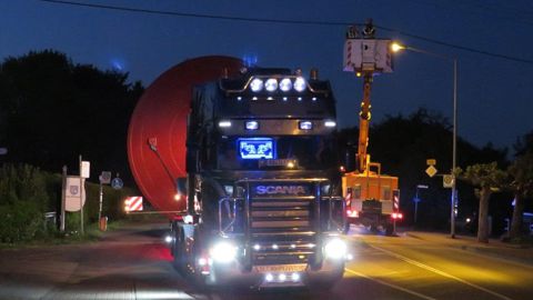 Stromleitung angehoben fuer Schwertransport
